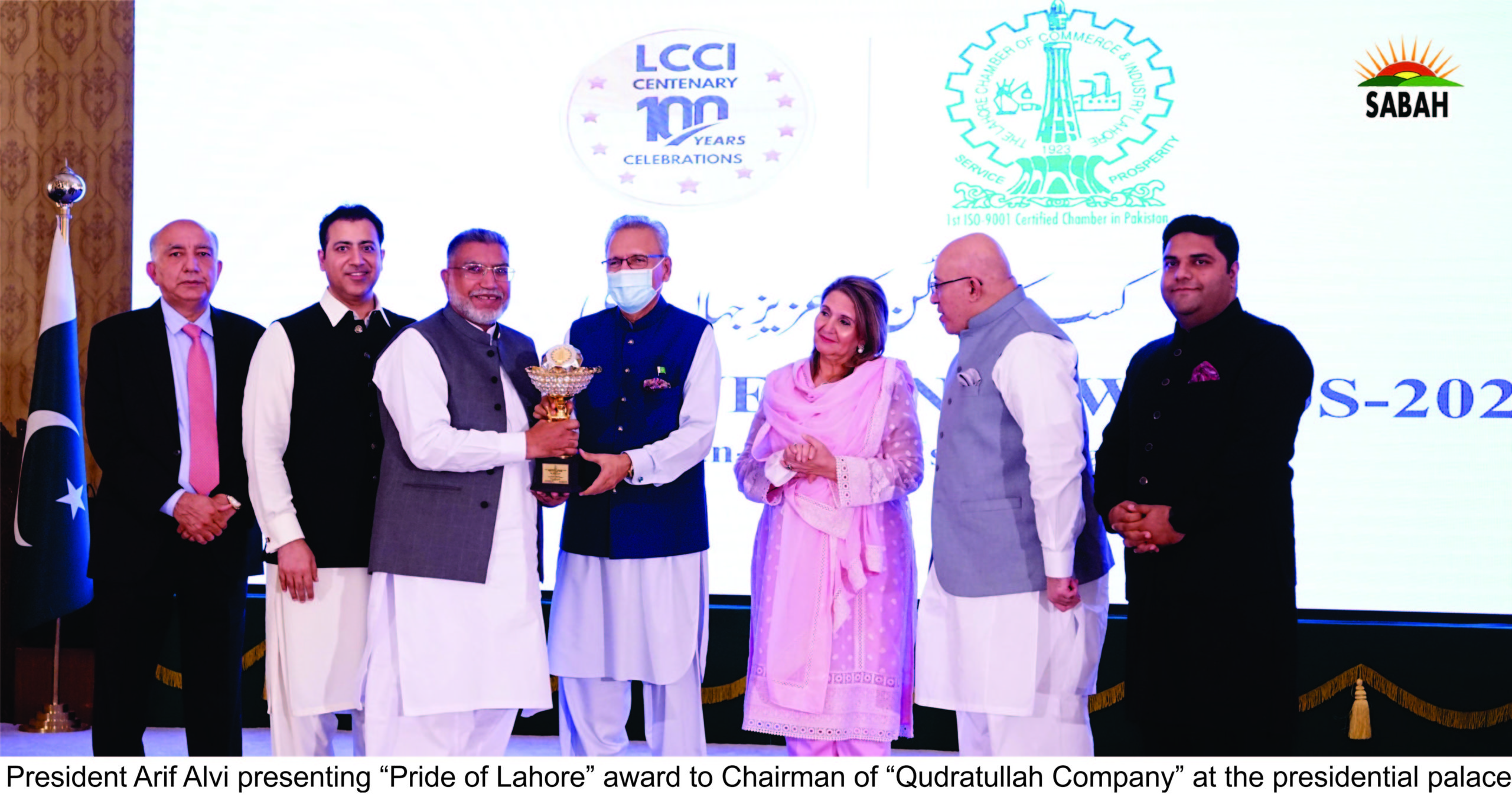 President Arif Alvi presenting "Pride of Lahore" award to Chairman of