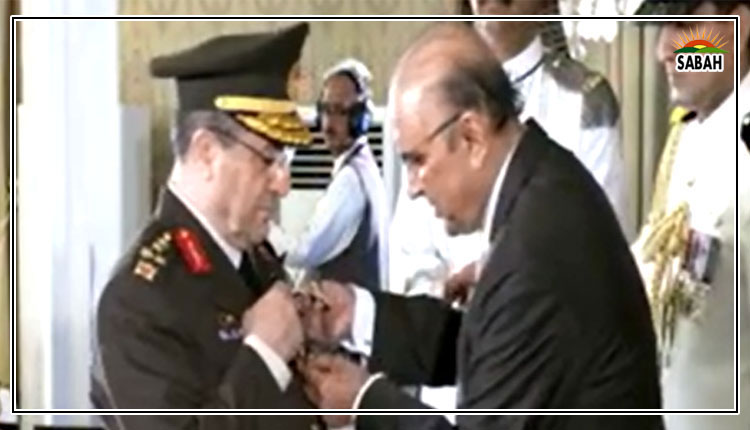 President Asif Zardari confers Nishan-i-Imtiaz (M) upon Commander of Turkish Land Forces General Selcuk Bayraktaroglu